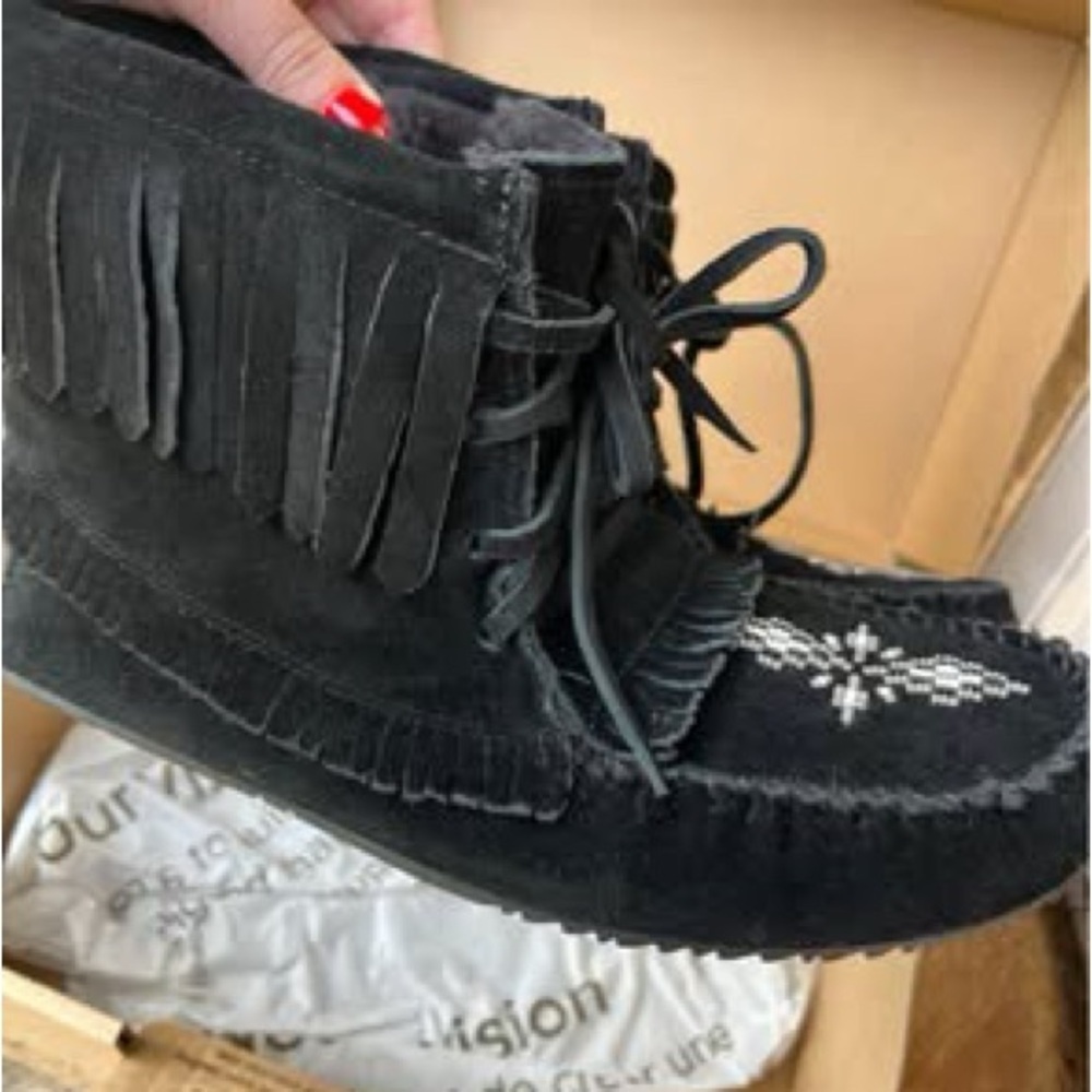 Manitobah Mukluks HARVESTER LINED SUEDE MOCCASIN Booties. New